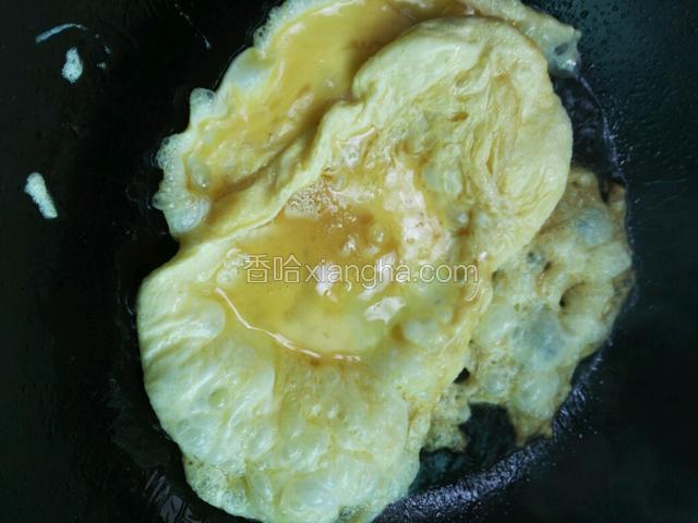 鸡蛋煎至成型