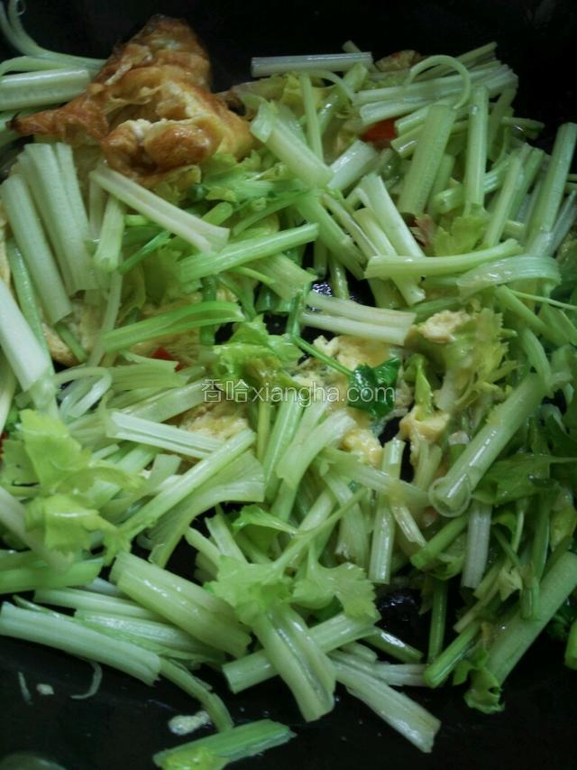 放入芹菜，辣椒