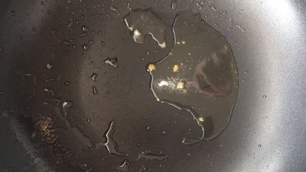 小火放猪油、洋葱
