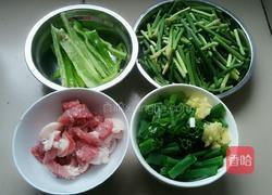 鱿鱼炒蒜苔的做法图解1