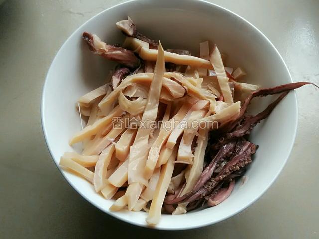 鱿鱼用水泡发三个小时洗净切条备用