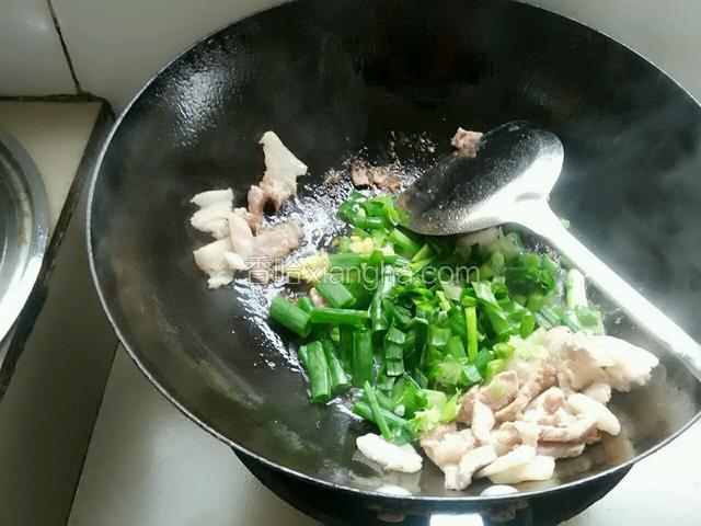 倒入葱姜蒜爆香