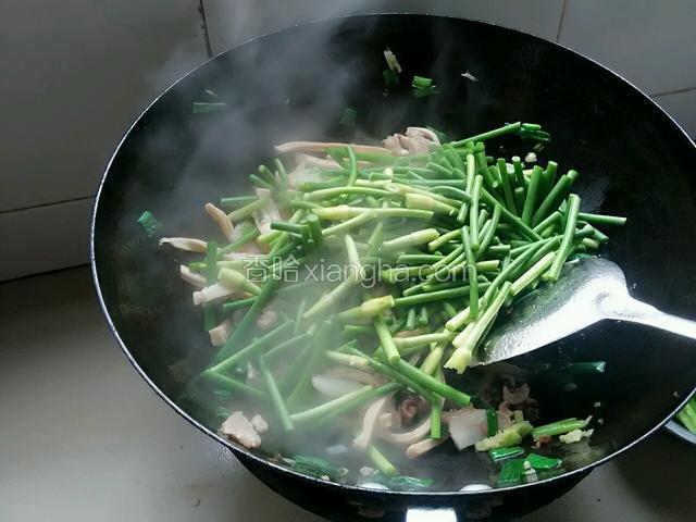 放入蒜苔翻炒几下