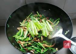 鱿鱼炒蒜苔的做法图解7