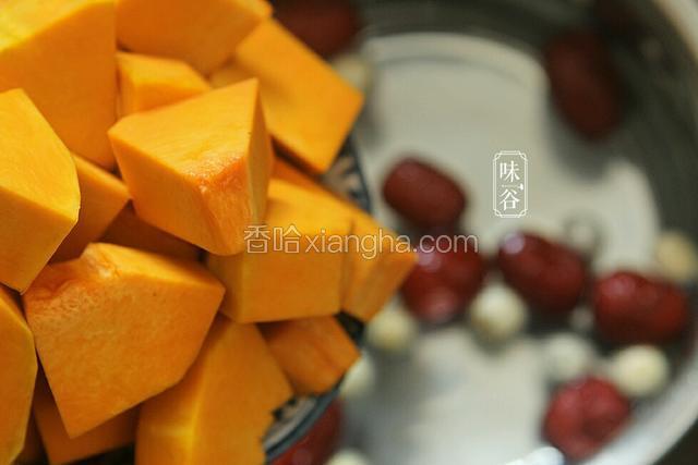 将红枣和莲子放进锅内，加适量水入锅，用大火煮开转小火煮20分钟。然后加入南瓜继续小火煮20分钟。
