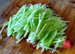 凉拌青笋的做法图解2