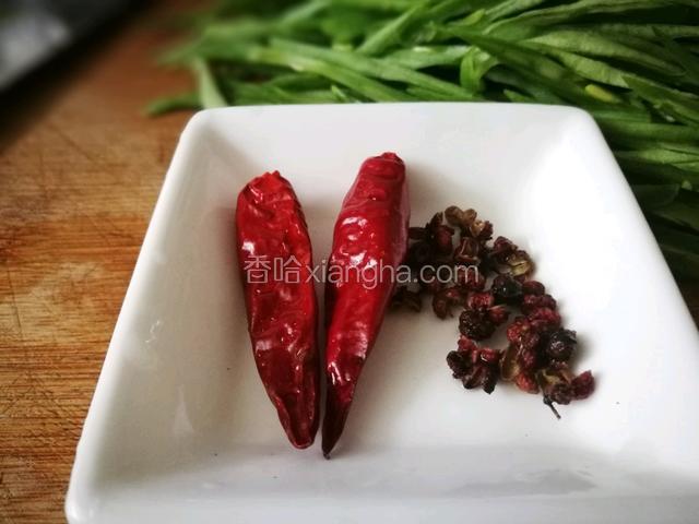 准备干辣椒和花椒