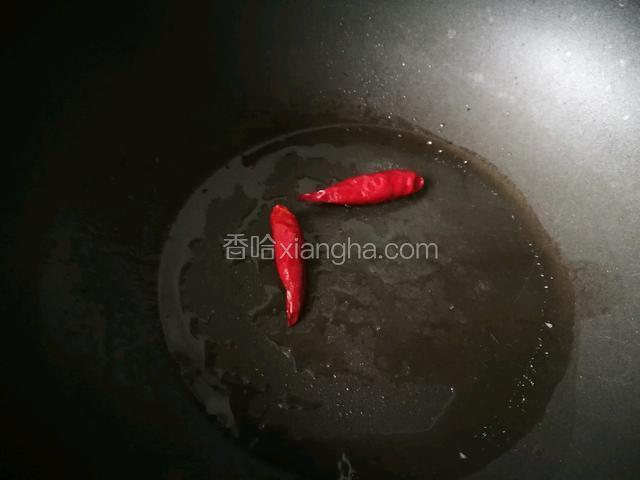 热锅加油，先把辣椒放里面炒一会，然后盛出来备用