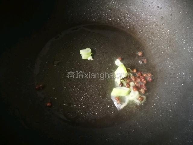 锅内加入香葱和花椒，炒香