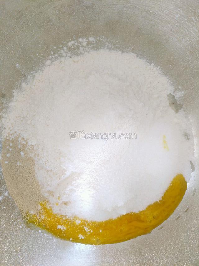 将高粉，白糖，盐，鸡蛋液，酵母放入盆中，加入温水搅拌成絮状，和成面团