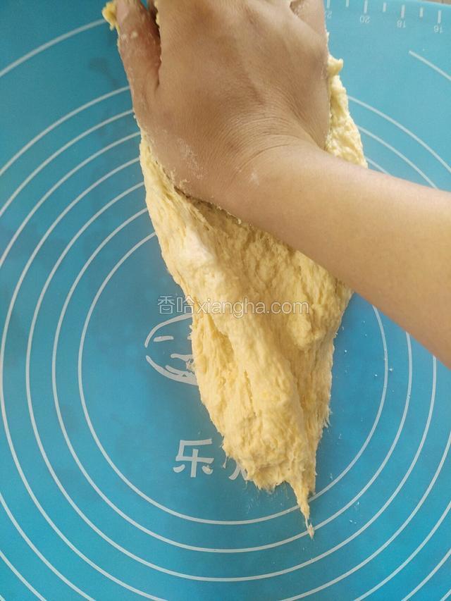 取出面团放案板上，用摔揉的方法用力揉面，拿起面团用力摔在案板上，然后用手掌根部像揉衣服一样揉面，这样边摔边揉面至面团出筋，这一步我大概用了5分钟左右吧