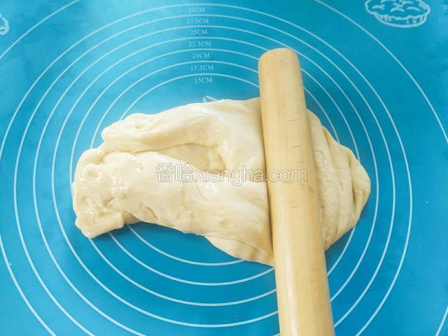 敲打完之后再刷上一层油对折，继续从一头用力敲打，重复敲打动作至玉米油刷完