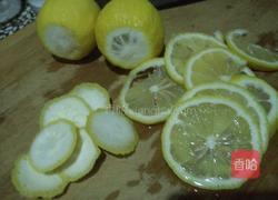 每天来一杯蜂蜜柠檬水美容养颜还瘦身哦的做法图解2