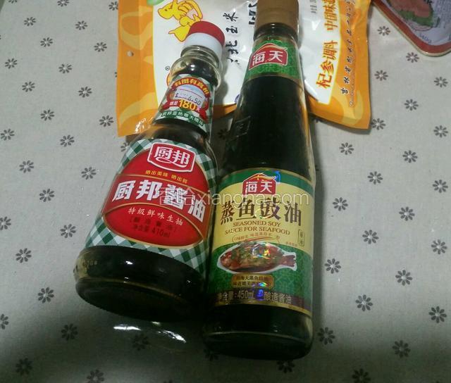 蒸鱼豉油和生抽准备好。