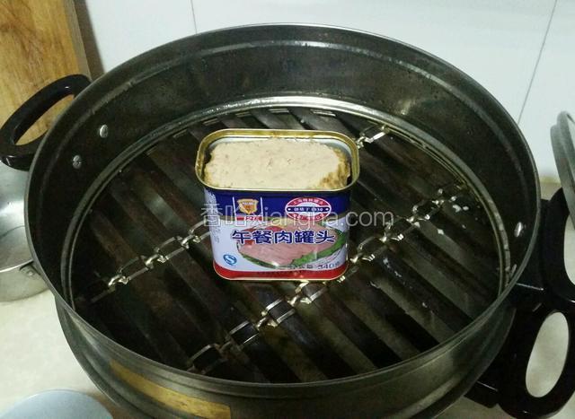 放入蒸锅水开后转中火，蒸30--35分钟关火取出，热食或冷食均可；