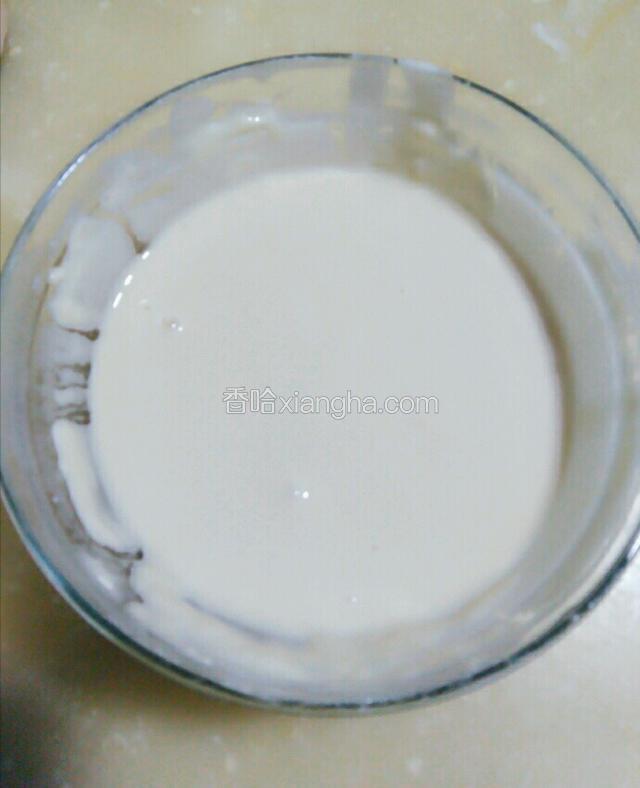 将小麦面粉装入碗中加入少许酵母粉搅拌均匀加入适量清水调成浆放至二十分钟！这时准备一下馅饼料。
