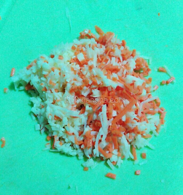 再切成小粒，装入碗中