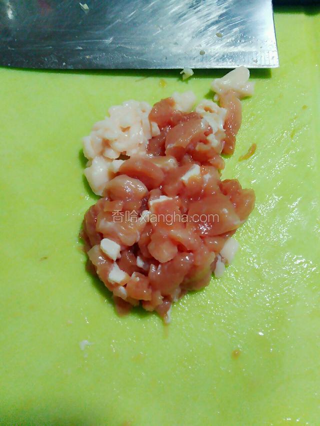 先将猪肉切成粒