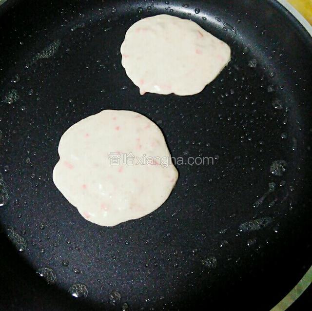 平底锅洗干净擦干用刷子刷一点油烧至微热，挖一瓢调好的浆放入锅里小火煎成饼，
