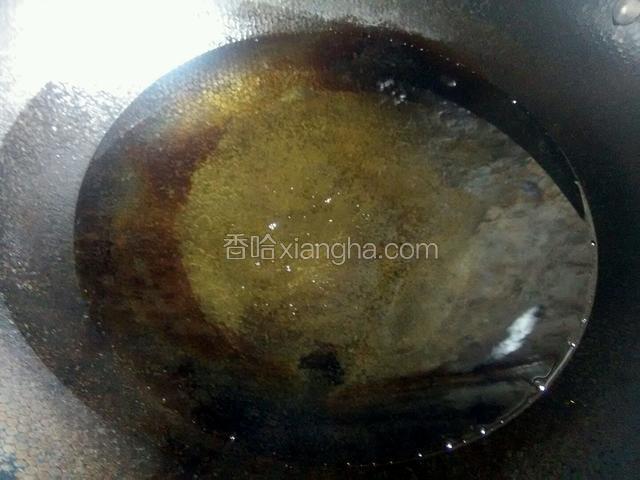 下大量油，大火烧开，越老道越好，不能有生油味道，炸出来的酥肉才香，我一般用玉米调和油，它沸点低，色泽浅，炸出来好看。油开后凉油。