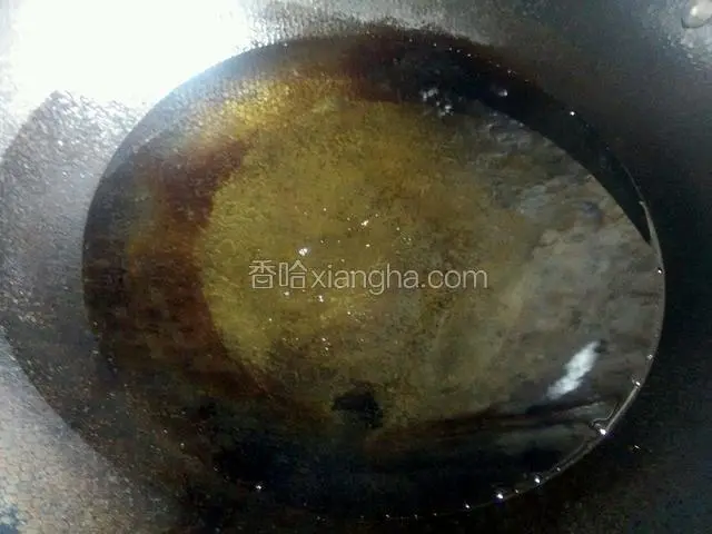 下大量油，大火烧开，越老道越好，不能有生油味道，炸出来的酥肉才香，我一般用玉米调和油，它沸点低，色泽浅，炸出来好看。油开后凉油。