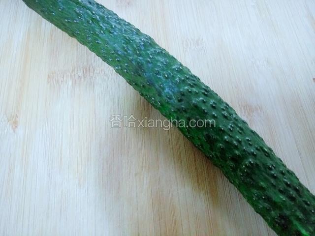 黄瓜一根用流水洗干净。