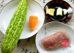 苦瓜炒肉的做法图解1