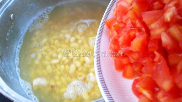 黄豆煮软后放入番茄