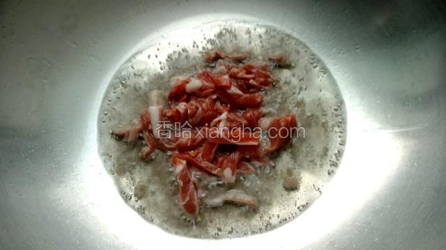 锅内放入适量食用油，烧热后放入牛肉丝，翻炒至肉丝变色断生。
