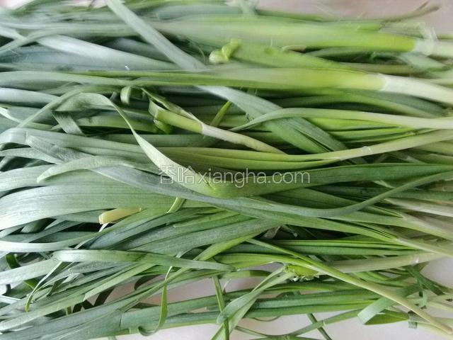 韭菜，清水洗净，必须晾干。