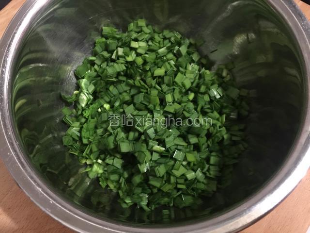 韭菜洗干净切沫。