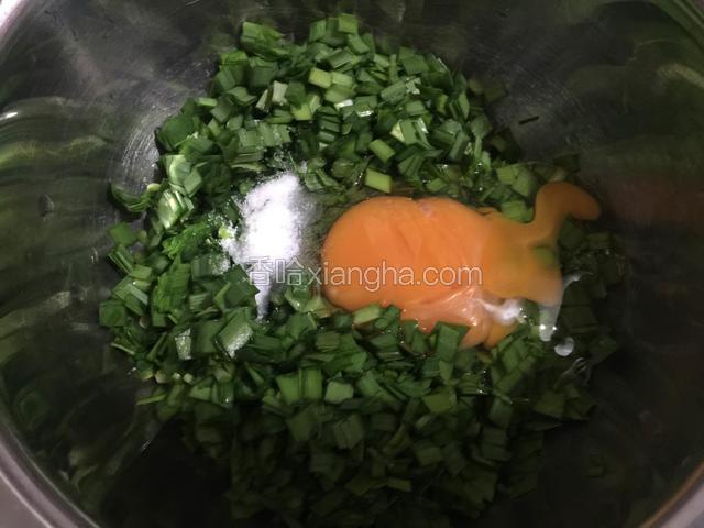加入鸡蛋和少许的盐搅拌均匀。（另一个鸡蛋我后面加入没拍）