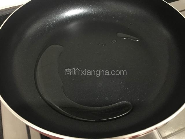 平底锅加入适量的油烧热。