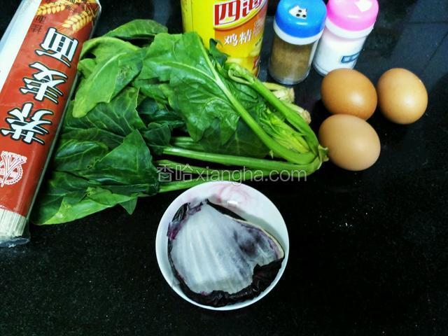 准备材料。
菠菜洗净分叶，葱切块。