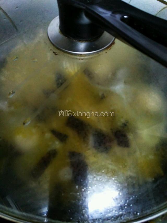 盖盖，中小火煮至蛋成形裹住。