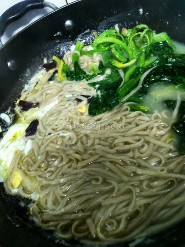 菠菜软了就好了。关火。