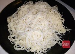 香菇娃娃菜炒银丝面的做法图解2