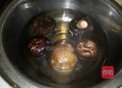 香菇娃娃菜炒银丝面的做法图解3