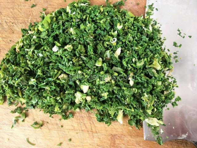 将荠菜洗净剁细，剁好猪肉。猪肉剁的时候可以和葱花姜丝一起剁，这样会更好吃。