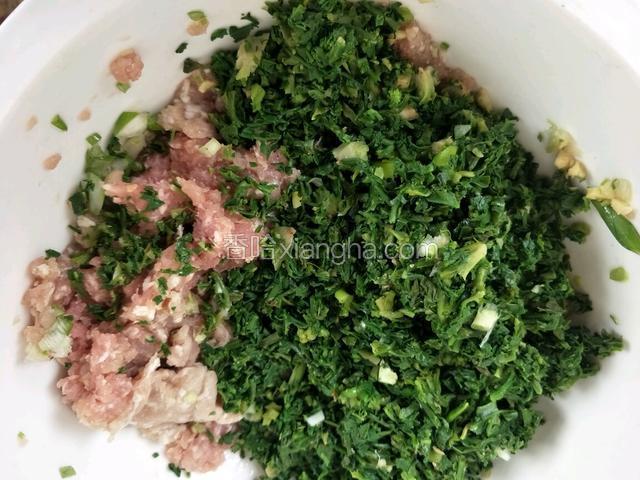 将荠菜和剁好的肉馅放在一起。