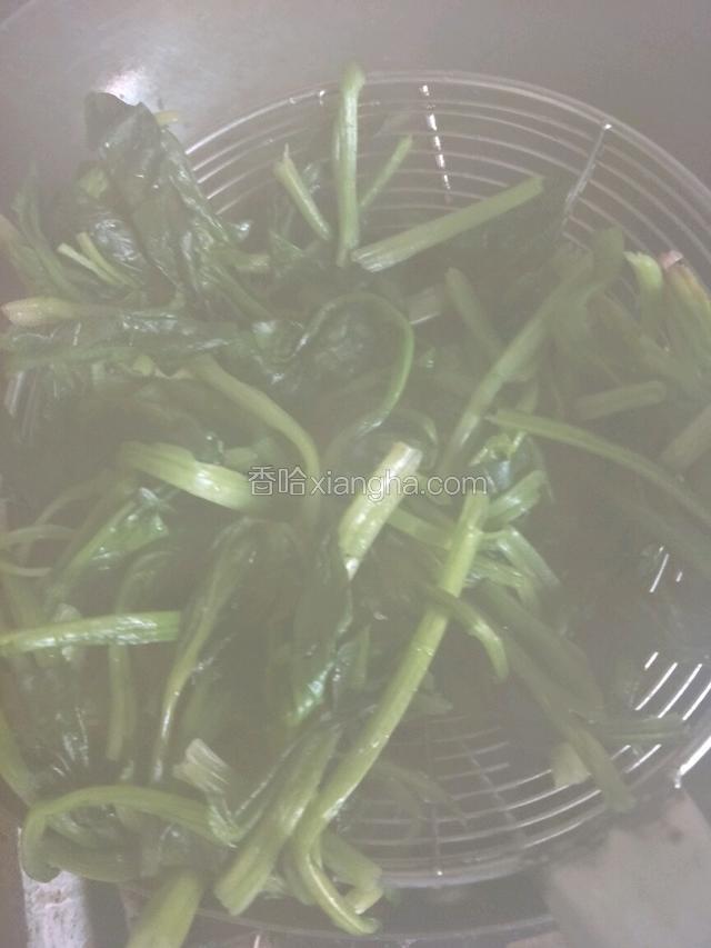 清洗菠菜，锅中下水大火烧开，下菠菜烫一下后捞出备用。