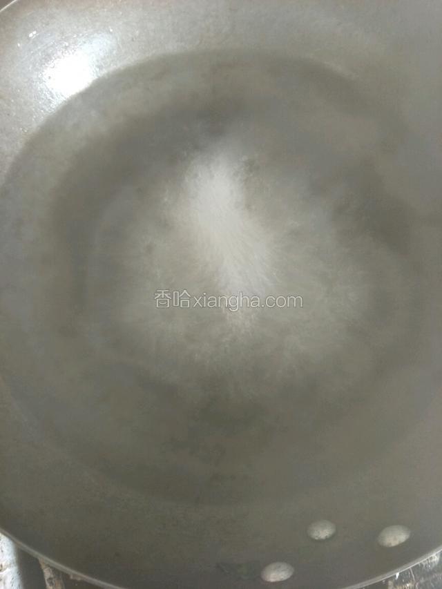 锅中在放水，大火烧开。