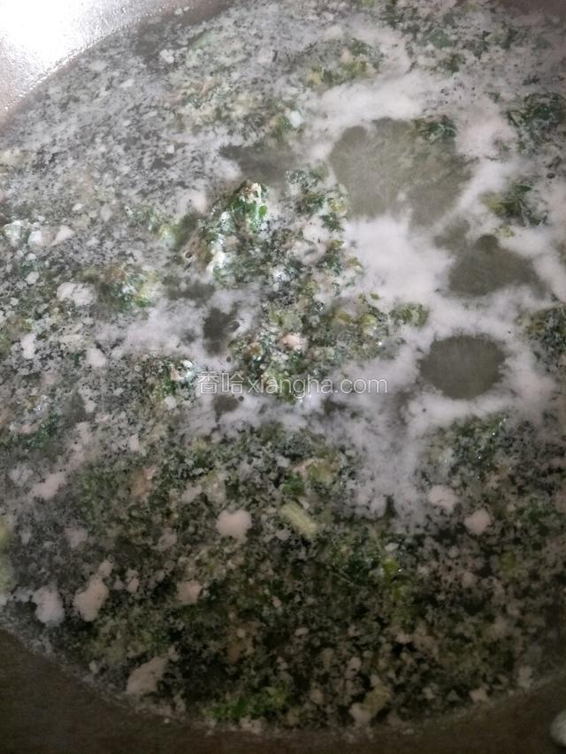 当丸子飘起时就熟了，这个时候丸子吃不完的可以捞出一半丸子冷藏，方便下次食用。               然后加入提前烫好的菠菜。