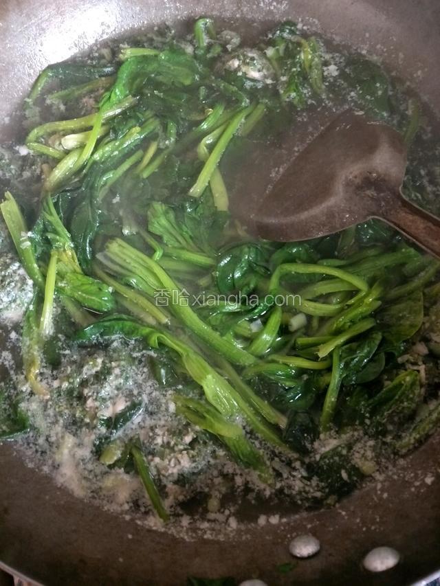 加入少许盐。小心搅拌一下，关火出锅。          因为我不喜欢吃味精啊什么的，我就没有放，汤汁可以根据自己的口味去做。