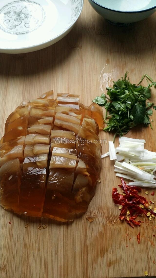 皮冻切一厘米厚方块，葱，干红椒切丝，香菜切小段（如图）