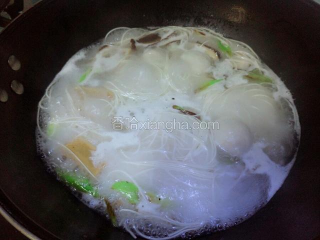 水烧开下入挂面。