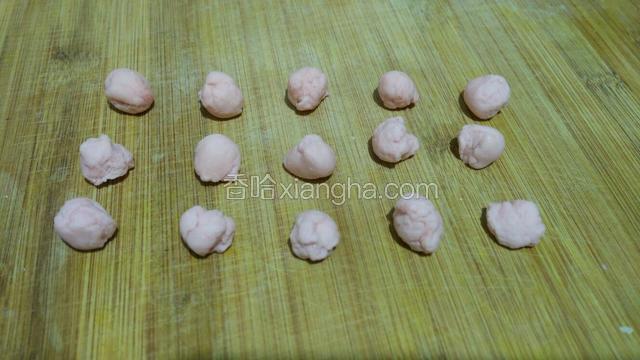 把红色面团捏成颗颗小球，这是梅花花瓣的雏形
