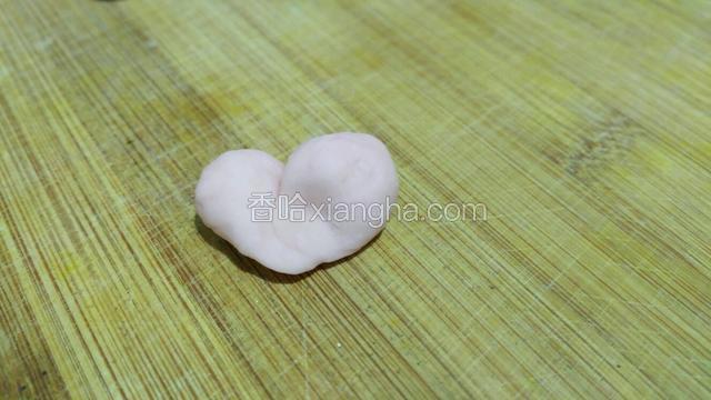 把小球捏成花瓣形状，瓣瓣相连，捏紧花瓣相连的底部