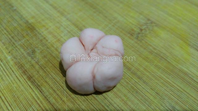 收拢花瓣，使花瓣向中心聚拢