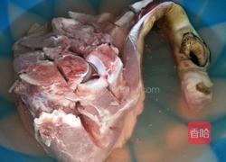 猪蹄焖土豆的做法图解1